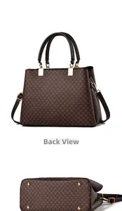 Détail du grand sac imprimé avec des pieds de protection dorés sur le dessous