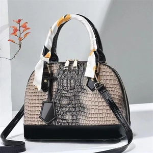 Elegante beige Tasche mit Krokodilmuster, schwarzem Lacklederbesatz und Seidenschal