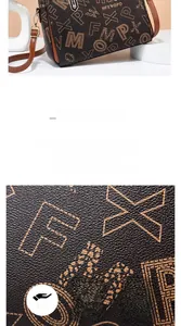 Dettagli in pelle bovina e PVC con stampa monogramma su una grande borsa a mano