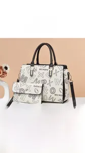 Dettaglio dell'hardware in metallo rinforzato sui manici neri di una borsa stampata