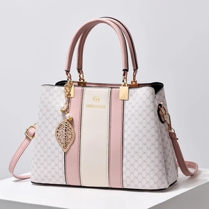 Sac à main bicolore rose et beige avec motif monogramme et pendentif feuille dorée