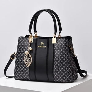 Sac Boston en cuir noir avec imprimé logo et élégant pendentif de perle dorée