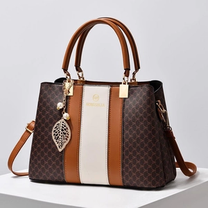 Sac cabas monogramme marron avec bande centrale blanche et pendentif perle élégant