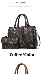 Dettaglio della borsa tote stampata caffè con portafoglio coordinato e fibbie in argento