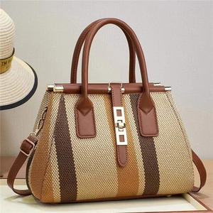 Vue détaillée du sac cabas tissé rétro avec bandoulière en cuir et boucle dorée