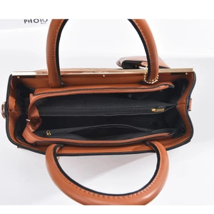 Gros plan de l'intérieur du sac cabas marron avec doublure noire et trois compartiments