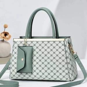 Détail du sac cabas vert menthe à motif géométrique et sa pochette assortie