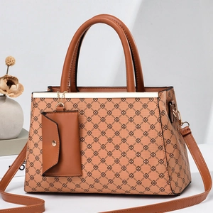 Sac fourre-tout marron à motifs imprimés avec petit pendentif assorti et bandoulière