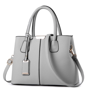 Sac à main gris clair motif litchi avec détails dorés et bandoulière amovible