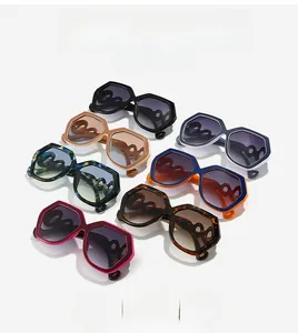 Détail macro de lunettes de soleil hexagonales avec branches chaîne en plusieurs tons