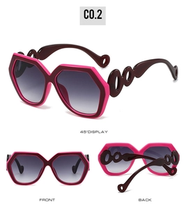Vues détaillées des lunettes de soleil hexagonales rose et marron à branches ajourées