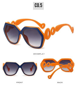 Trois vues de lunettes hexagonales orange et bleu avec branches à maillons évidés