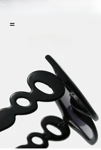 Détail de lunettes de soleil hexagonales montrant le design creux unique de la branche