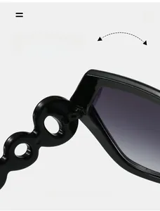 Détail des charnières renforcées et des maillons ajourés sur lunettes de soleil noires