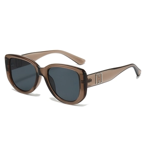 Women's cat-eye oversized sunglasses with amber frames and H metal temple accents