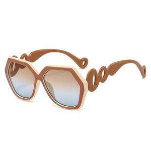 Lunettes de soleil hexagonales tendance avec monture beige-marron et branches chaîne