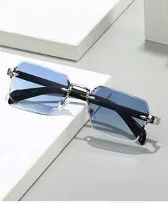 Détail de lunettes de soleil carrées sans monture avec verres bleus et pont en métal