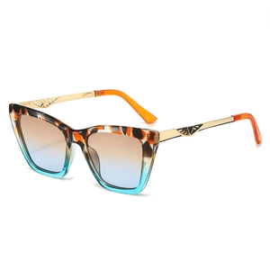 Cat eye sunglasses with tortoiseshell frames, gradient lenses and hollow metal temples