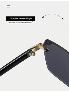 Détail des charnières en métal doré sur des lunettes de soleil carrées sans monture