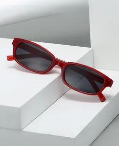 Makroansicht einer roten quadratischen polarisierten Sonnenbrille auf weißem Sockel