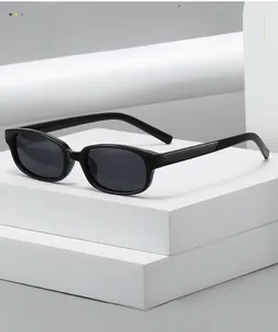 Nahaufnahme der quadratischen Polarisations-Sonnenbrille auf weißen Geometrieblöcken