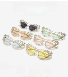 Occhiali da sole cat-eye in metallo con fiori di strass e lenti in sei colori diversi