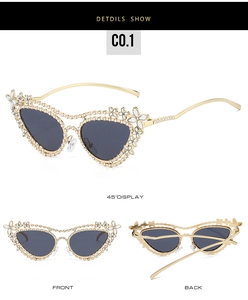 Dettagli degli occhiali da sole cat-eye dorati con cristalli floreali e lenti grigio scuro