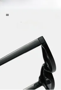 Detail der glänzenden schwarzen Bügel einer polarisierten Sonnenbrille mit Textur-Detail
