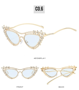 Viste dettagliate degli occhiali da sole cat eye con montatura dorata e strass luminosi