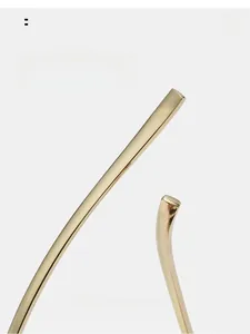 Dettaglio delle stanghette curve in metallo dorato per una vestibilità comoda ed ergonomica