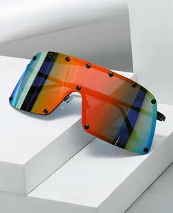 Détail de lunettes futuristes surdimensionnées avec verres dégradés et rivets noirs