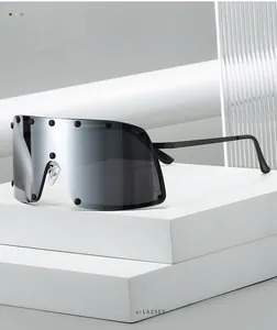 Gros plan de lunettes de soleil argentées miroir surdimensionnées avec rivets noirs