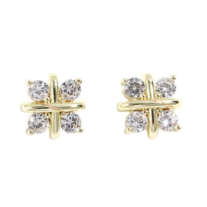 Boucles d'oreilles dorées en X avec quatre diamants brillants sur fond blanc