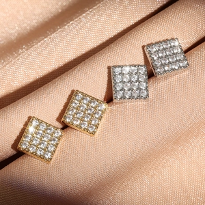 Orecchini a lobo quadrati con zirconi in oro e argento, splendidi accessori di moda.