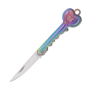 Detail des bunt titanierten Griffs am Mini-Klappmesser mit OK-Emblem am Schlüsselring