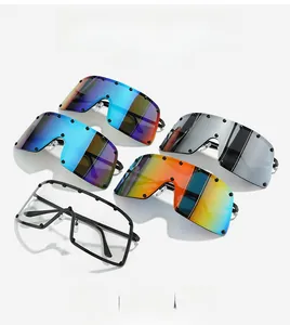 Détail de lunettes de soleil visière oversize avec rivets et verres dégradés colorés