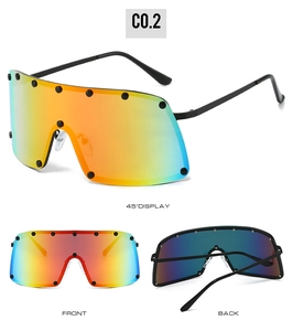 Vues détaillées de lunettes de soleil oversize à rivets avec verres miroirs dégradés