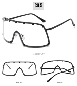 Vue sous trois angles de lunettes de soleil oversize à rivets avec monture noire et verre clair