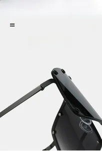 Détail macro des charnières élastiques et rivets noirs sur des lunettes de soleil oversize