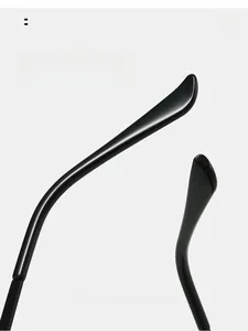 Détail de la branche ergonomique incurvée d'une lunette de soleil noire à rivets oversize