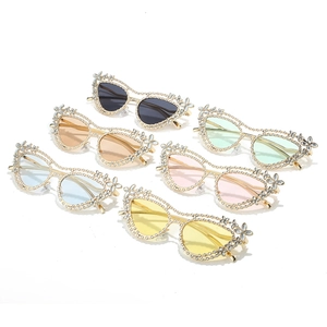 Occhiali da sole cat eye in metallo con strass e dettagli floreali in sei colori