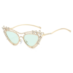 Occhiali da sole cat eye in metallo dorato con fiori di strass e lenti verde chiaro