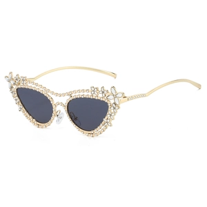 Occhiali da sole cat-eye dorati con fiori di strass e lenti scure da donna