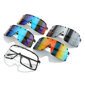 Lunettes de soleil oversize à rivets avec verres miroirs colorés pour un style tendance
