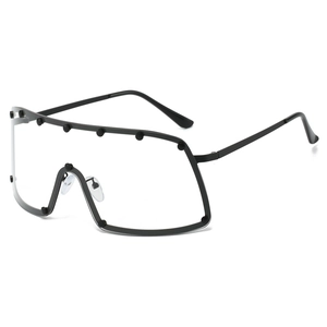Lunettes de soleil oversize noires de style bouclier avec rivets et verres transparents