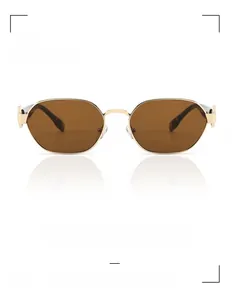 Détail de lunettes de soleil carrées en métal doré avec verres bruns et reflets nets