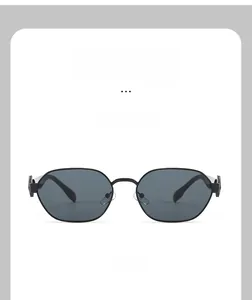 Vue de face de lunettes de soleil rétro carrées avec monture noire et verres gris foncé