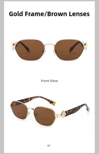 Vues de face et à 45 degrés de lunettes de soleil carrées en métal doré avec verres marron