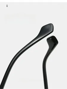 Detail of ergonomic curved black mirror legs for a comfortable fit sunglasses accessory
