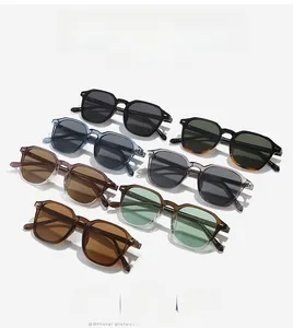 Vue de dessus de lunettes de soleil polygonales en sept couleurs sur fond blanc